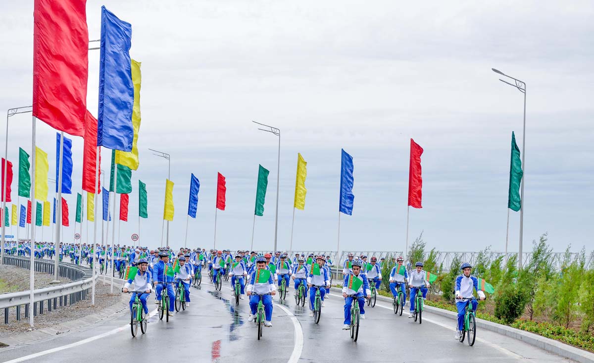 Türkmenistanyň Prezidenti Serdar Berdimuhamedow köpçülikleýin welosipedli ýörişe gatnaşdy